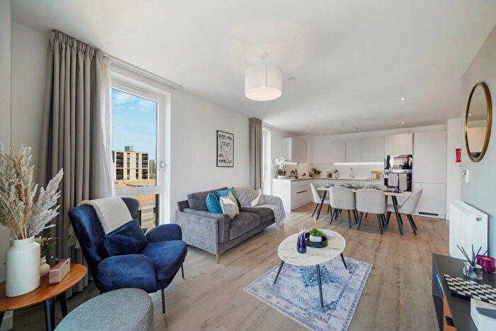 3 Bedroom Apartment To Rent In Hearth, M5