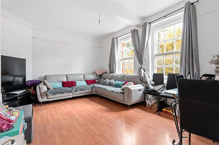3 Bedroom Flat For Sale In Palissy Street, London, E2