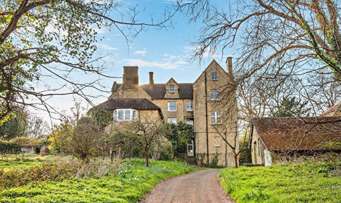 3 Bedroom Flat To Rent In Upper Street, Shere, GU5