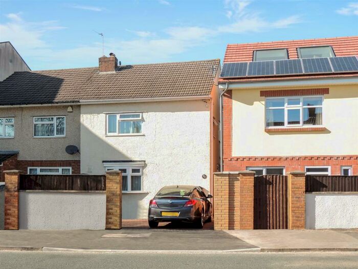 3 Bedroom End Of Terrace House To Rent In Two Mile Hill Road, Bristol, BS15