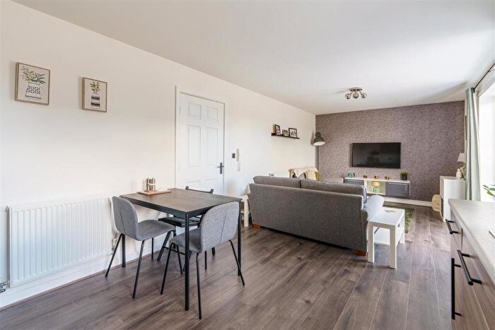 2 Bedroom Apartment For Sale In Port Rise, Chatham, ME4