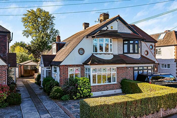 4 Bedroom Property For Sale In Silverthorn Gardens, Chingford, E4