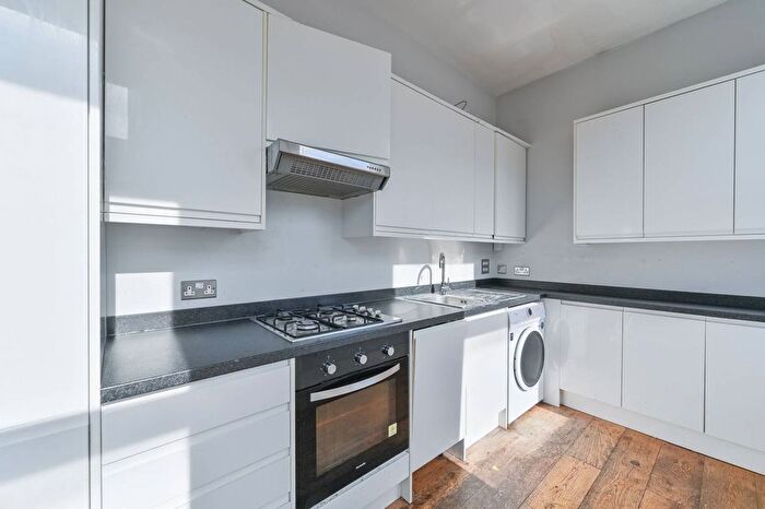4 Bedroom Flat To Rent In Electric Avenue, Brixton, London, SW9