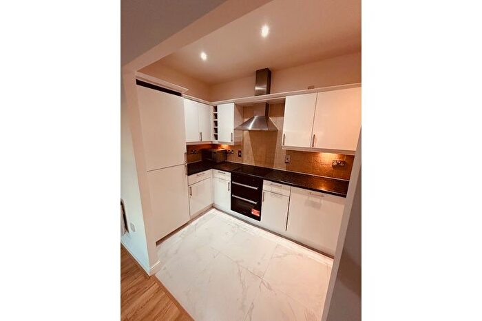 1 Bedroom Flat To Rent In Solomons Court, High Road, Finchley, London, N12