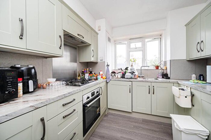 3 Bedroom Maisonette To Rent In Langdon Court, Angel, London, EC1V