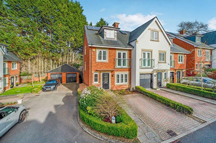 4 Bedroom End Terrace House For Sale In Greyford Close, Leatherhead, KT22