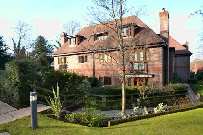 2 Bedroom Flat To Rent In The Avenue, Tadworth, KT20