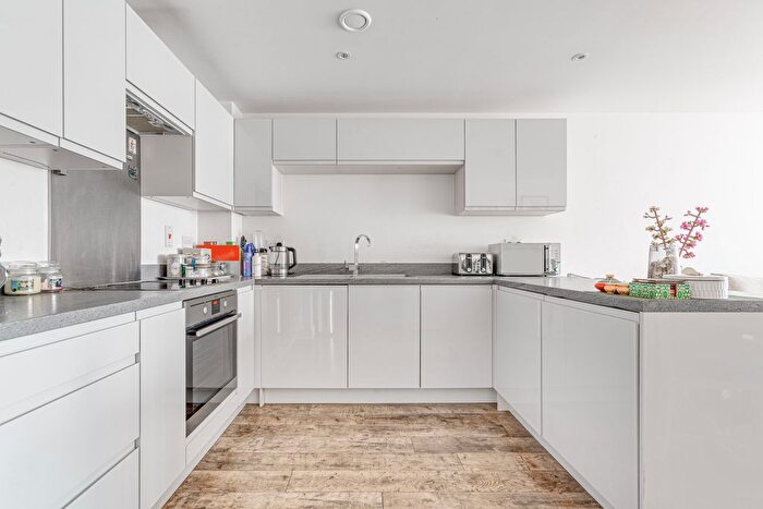 2 Bedroom Flat To Rent In Knightley Walk, Wandsworth, SW18