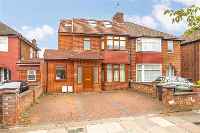 3 Bedroom Flat For Sale In Pennine Drive, Golders Green Estate, NW2