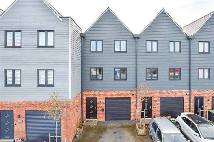 3 Bedroom Town House For Sale In Riverside Place, Aylesford, Kent, ME20