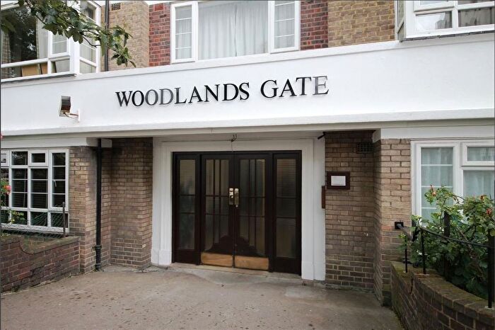 1 Bedroom Flat For Sale In Woodlands Gate, Woodlands Way, SW15