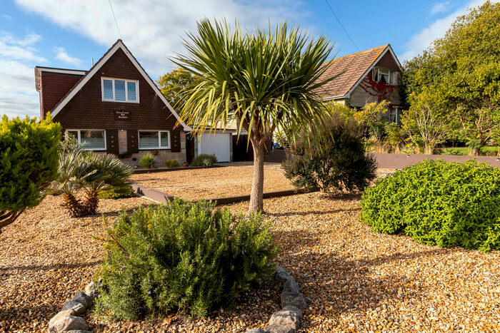 4 Bedroom Detached Bungalow To Rent In Madeira Lane, Freshwater, PO40