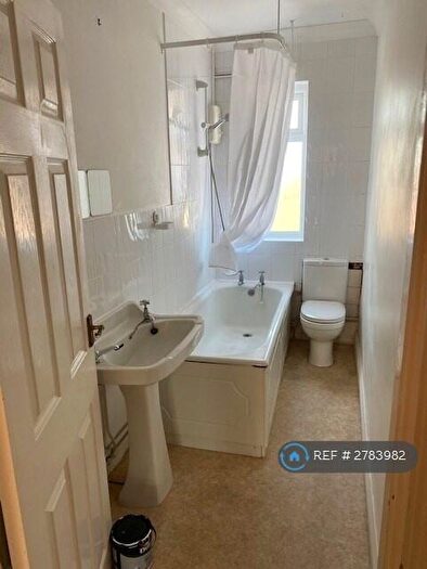 2 Bedroom Flat To Rent In Nork Way, Banstead, SM7