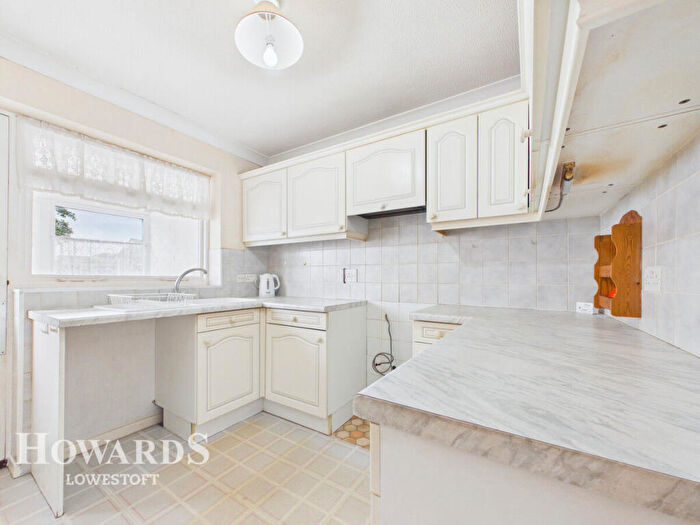 2 Bedroom Terraced Bungalow For Sale In Lloyds Avenue, Lowestoft, NR33