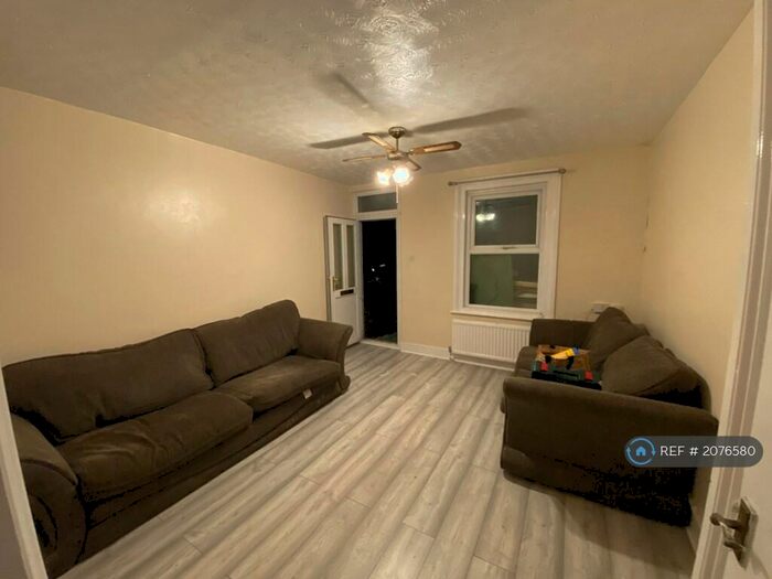 4 Bedroom Terraced House To Rent In Collis Street, Reading, RG2