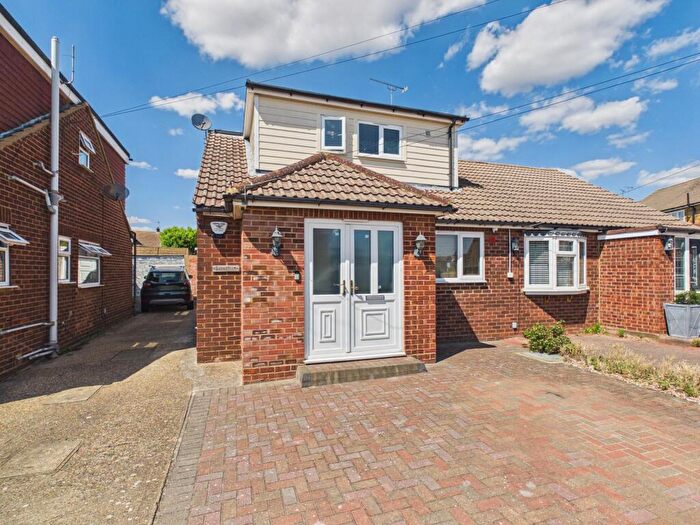 2 Bedroom Semi-Detached Bungalow For Sale In The Glen, Stanford-Le-Hope, SS17