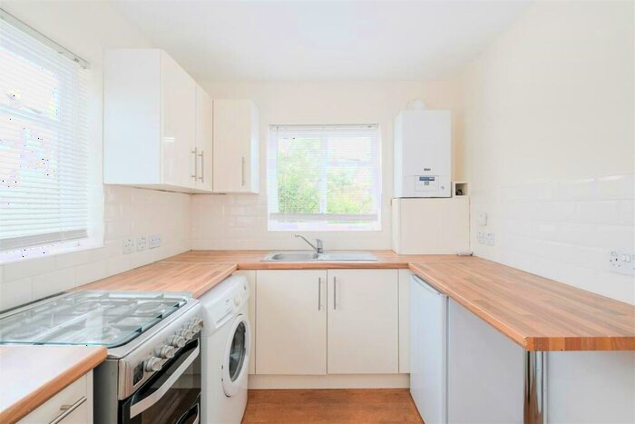 2 Bedroom Flat To Rent In Crescent View, High Road, Loughton, IG10