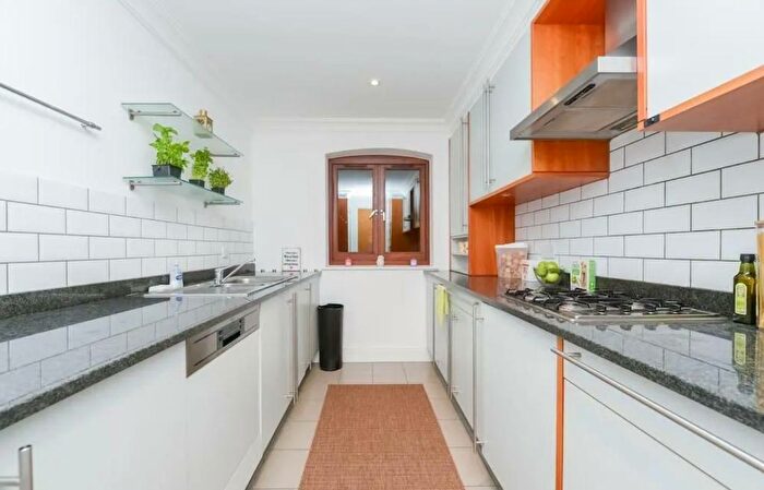 2 Bedroom Apartment To Rent In Shearwater Court, Star Place, Wapping, Tower Hill, London Bridge, London, E1W