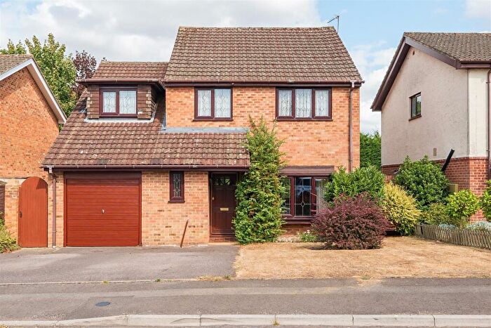 4 Bedroom Detached House For Sale In Dickens Way, Yateley, GU46