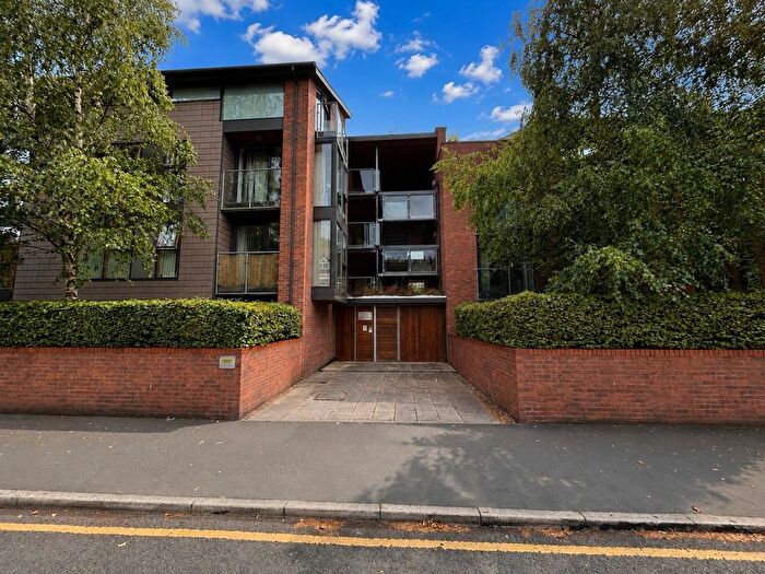 2 Bedroom Flat For Sale In - Barlow Moor Road, Didsbury, M20