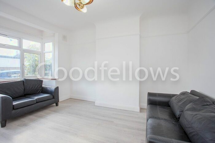 3 Bedroom Detached House To Rent In Montrose Gardens, Mitcham, Surrey, CR4