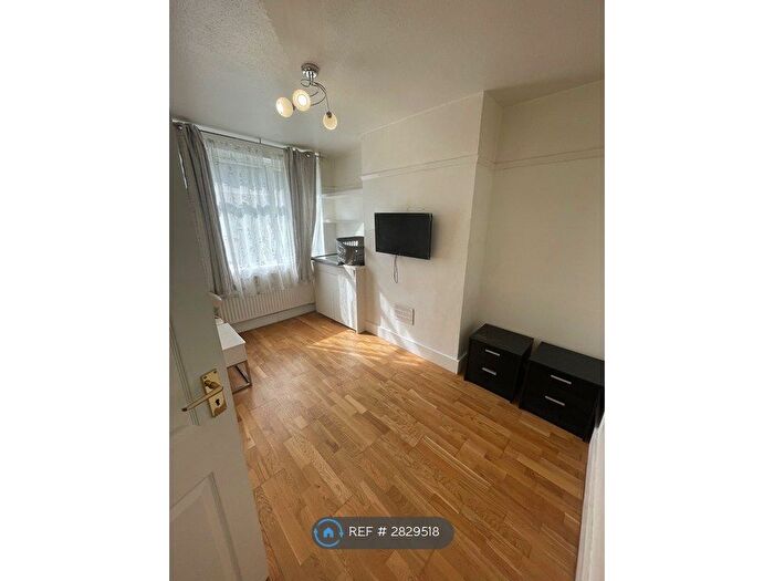 2 Bedroom Maisonette To Rent In Shelley Avenue, Greenford, UB6