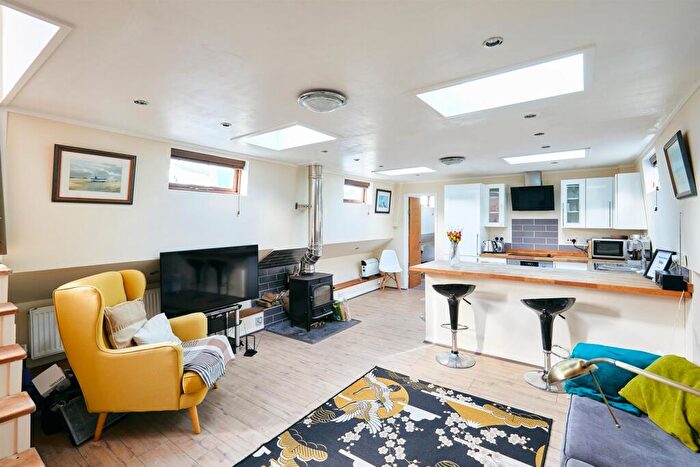 2 Bedroom House Boat To Rent In Plantation Wharf, Battersea, SW11