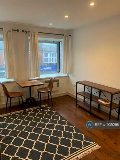 1 Bedroom Flat To Rent In High Street, Weybridge, KT13