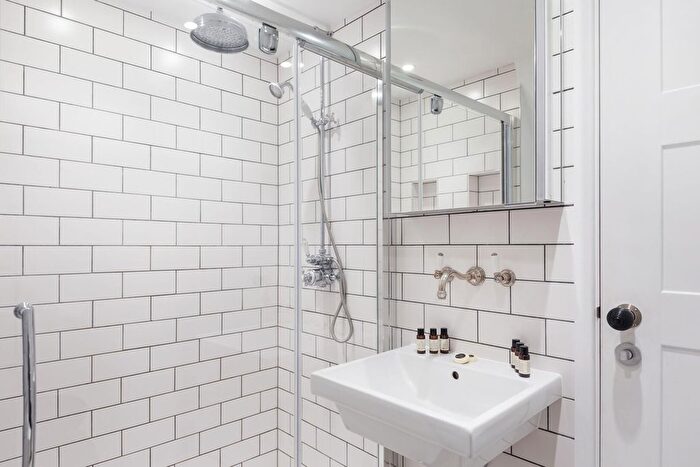 1 Bedroom Flat To Rent In Rathbone Place, London, W1T
