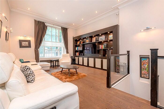 2 Bedroom Flat To Rent In Westbourne Crescent, London, W2