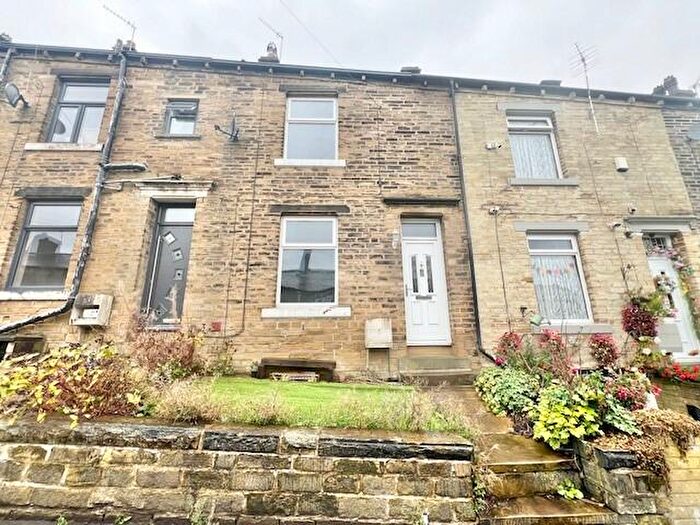 3 Bedroom House To Rent In Emscote Grove, Halifax, HX1