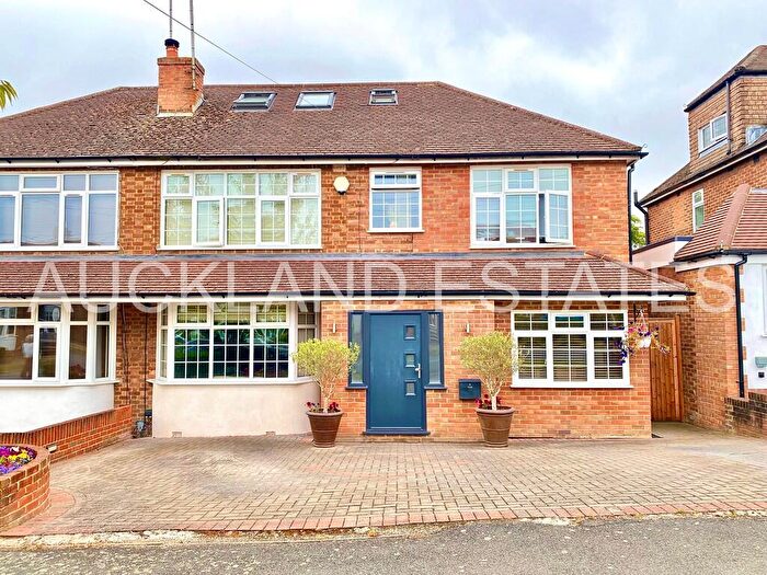 4 Bedroom Semi-Detached House For Sale In Mimms Hall Road, Potters Bar, EN6