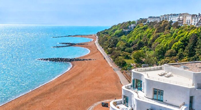 2 Bedroom Flat For Sale In Shoreline Crescent, Folkestone, CT20