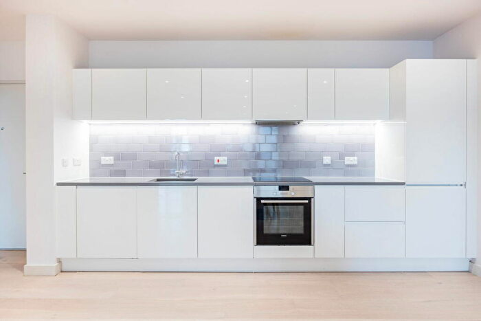 2 Bedroom Apartment For Sale In Starboard Way, London, E16