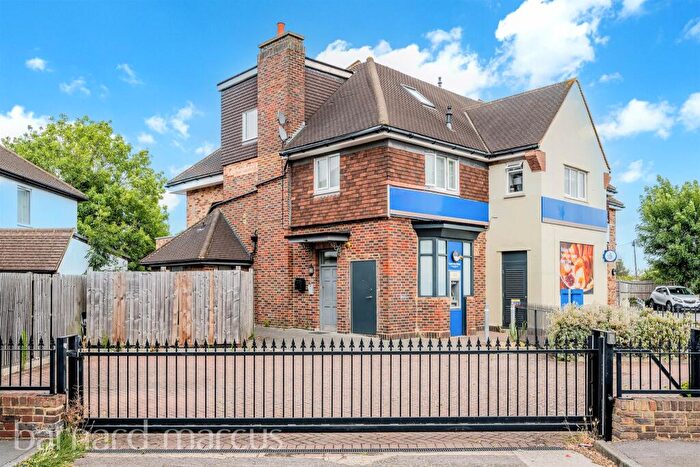 2 Bedroom Flat For Sale In Ruxley Lane, Epsom, KT19