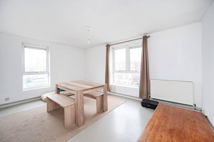 1 Bedroom Flat To Rent In Lansdowne Drive, London Fields, London, E8