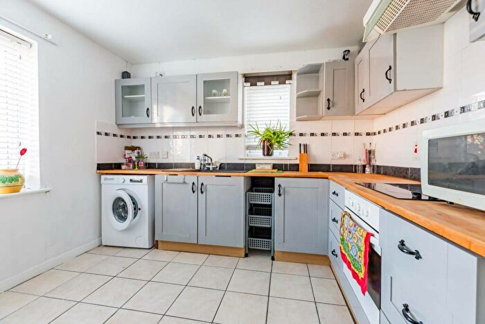 2 Bedroom Flat To Rent In Chopwell Close, Stratford, London, E15