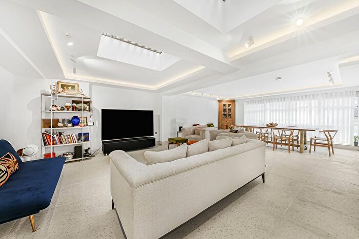 3 Bedroom Flat To Rent In Montagu Mews South, London, W1H