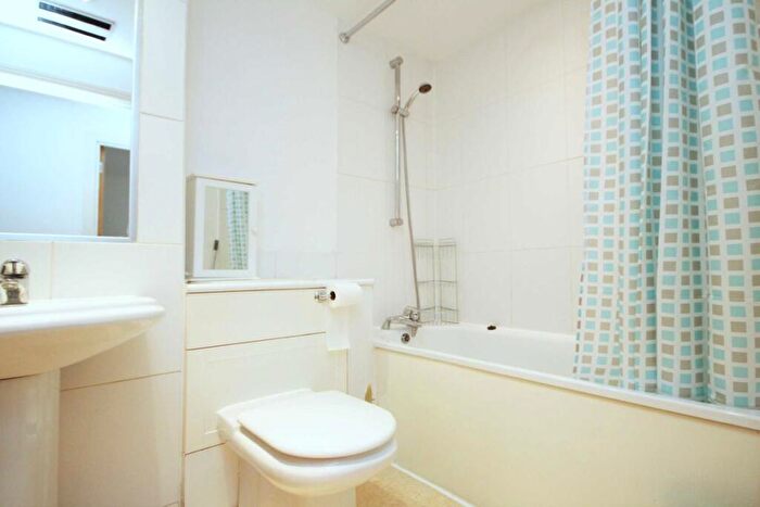 3 Bedroom Flat To Rent In Mansell Street, Tower Hill, E1