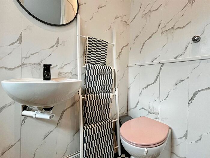 2 Bedroom Flat For Sale In Fern Dene Road, Bensham, Gateshead, NE8