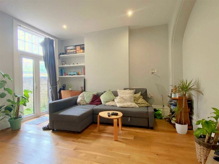 3 Bedroom Flat To Rent In Osmond Road - Large Bedrooms, BN3