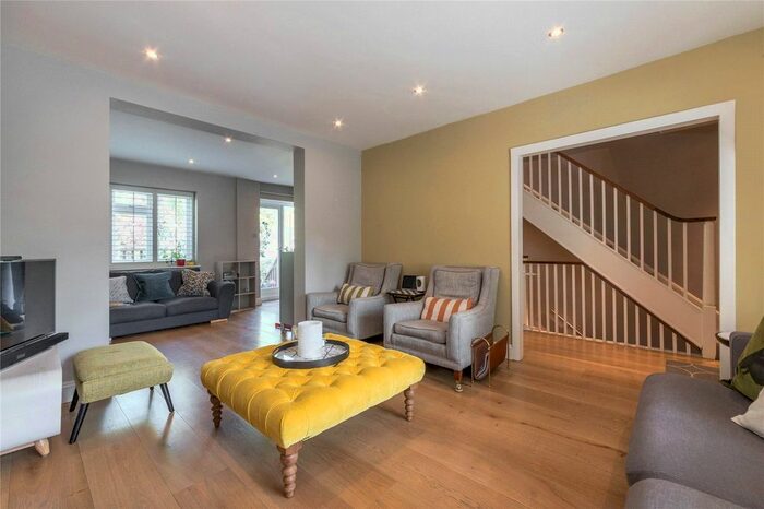 4 Bedroom Property To Rent In Canonbury Square, Canonbury, N1