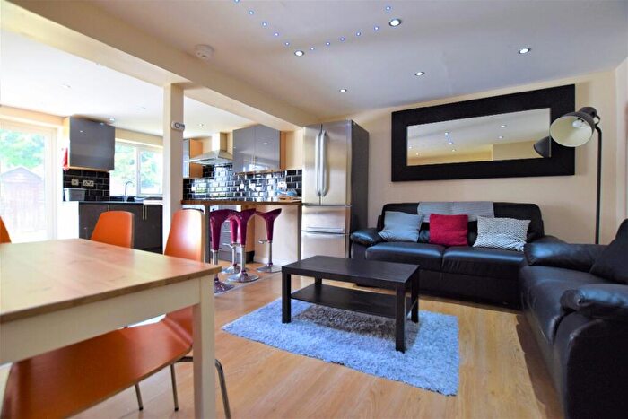 5 Bedroom Semi-Detached House To Rent In Bed Student Home - Rhodaus Close, CT1