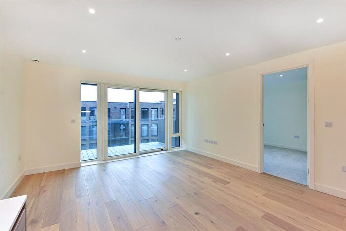 1 Bedroom Flat To Rent In Hampton Apartments, Duke Of Wellington Avenue, SE18