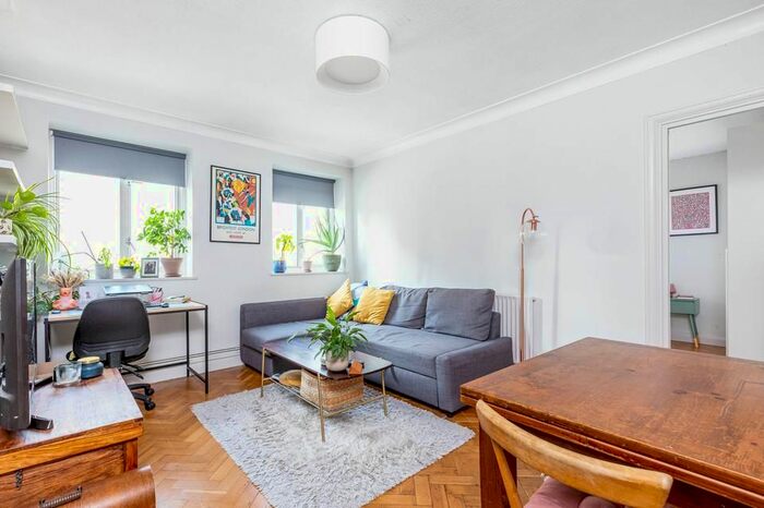 2 Bedroom Flat To Rent In Tooting High Street, London, SW17