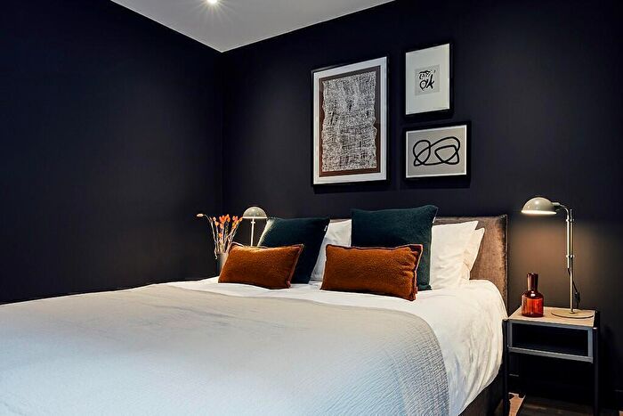 2 Bedroom Flat To Rent In Clyde Place, Glasgow, G5