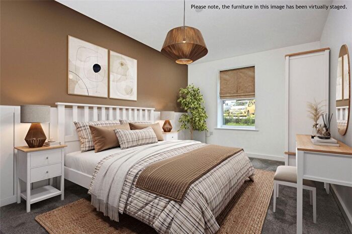 2 Bedroom Flat For Sale In Tillingbourne Gardens, Gomshall, Guildford, Surrey, GU5