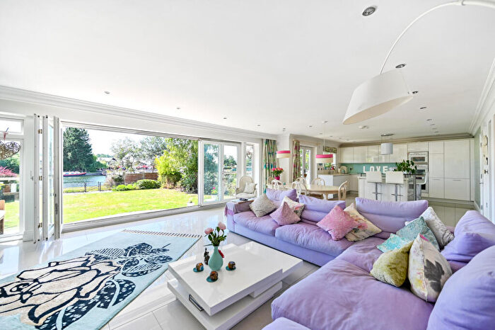 5 Bedroom Detached House For Sale In Donkey Lane, Bourne End, SL8