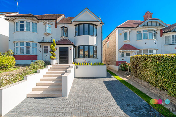 5 Bedroom Semi-Detached House For Sale In Courthouse Road, London, N12