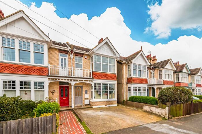 2 Bedroom Apartment To Rent In Southview Road, Southwick, BN42